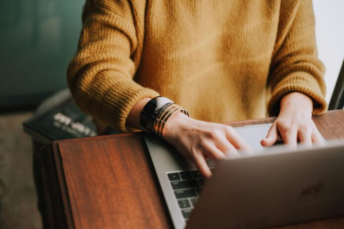 orang yang menggunakan komputer laptop