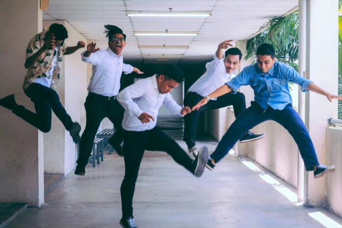 sekelompok orang melakukan fotografi jump shot